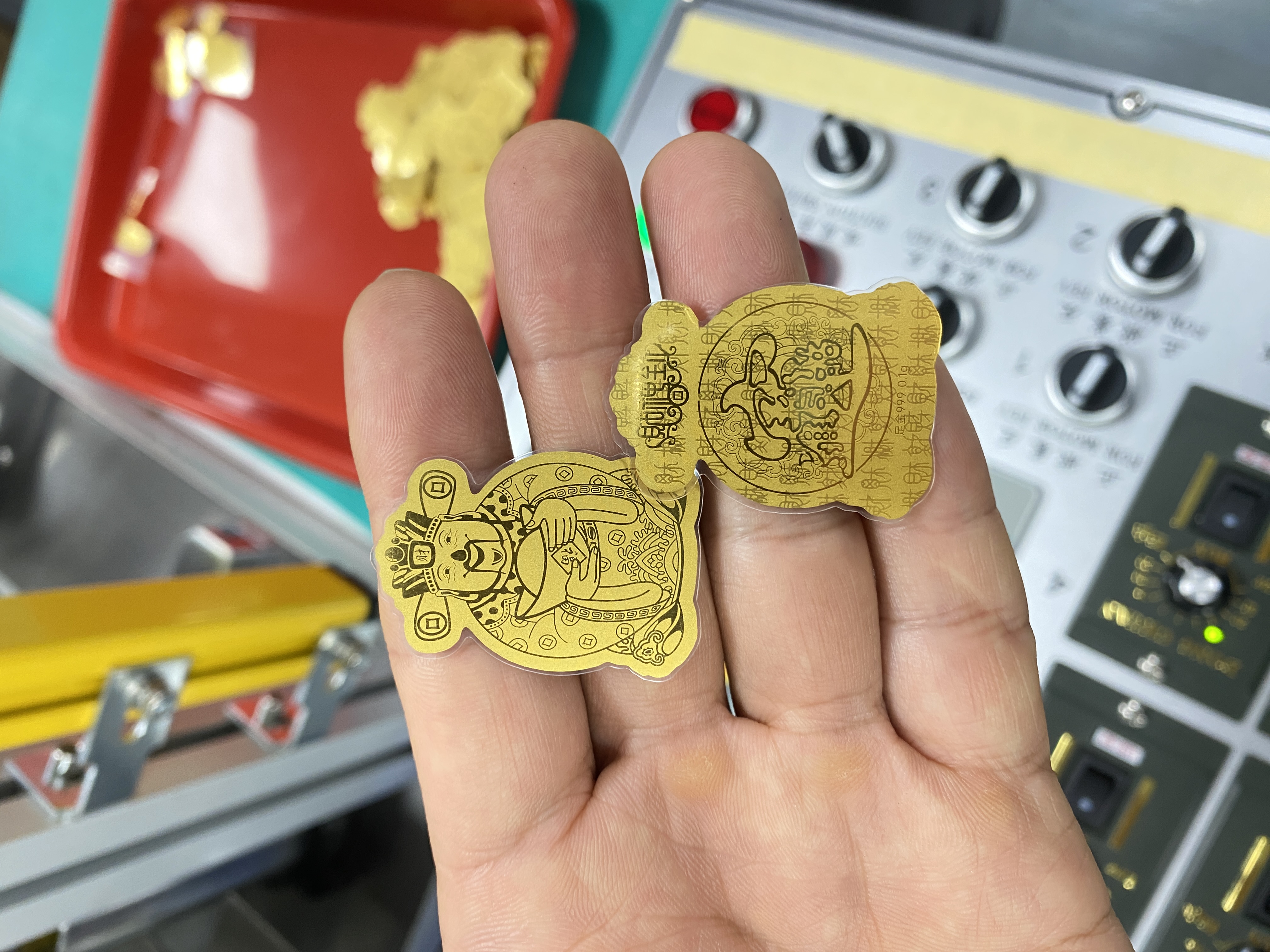 財(cái)神到手機(jī)貼定制0.1克足金999金片黃金加工定制工廠(chǎng)水貝黃金